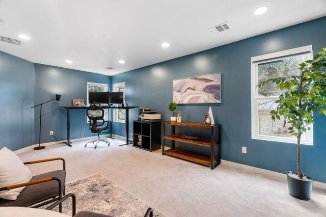 1 Sparrowglen LN, The Hills, TX 78738