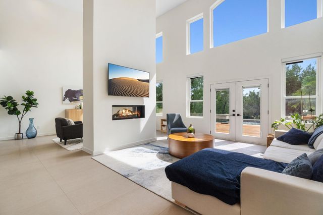 1 Sparrowglen LN, The Hills, TX 78738