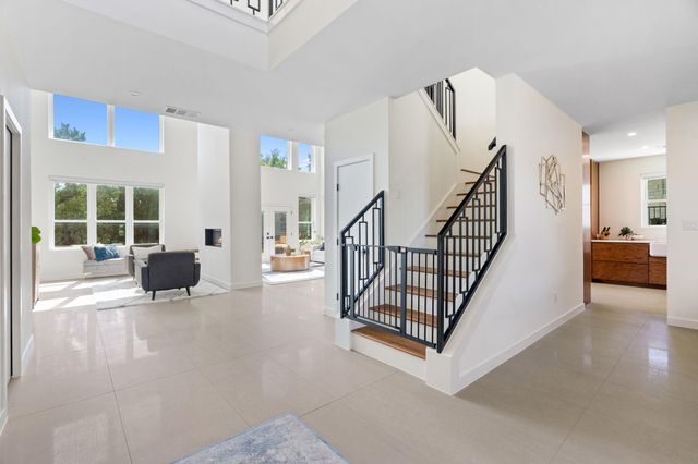 1 Sparrowglen LN, The Hills, TX 78738