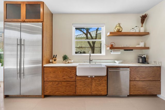 1 Sparrowglen LN, The Hills, TX 78738