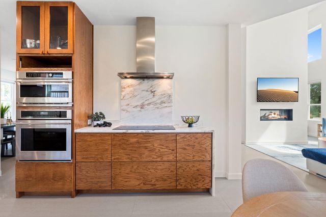 1 Sparrowglen LN, The Hills, TX 78738