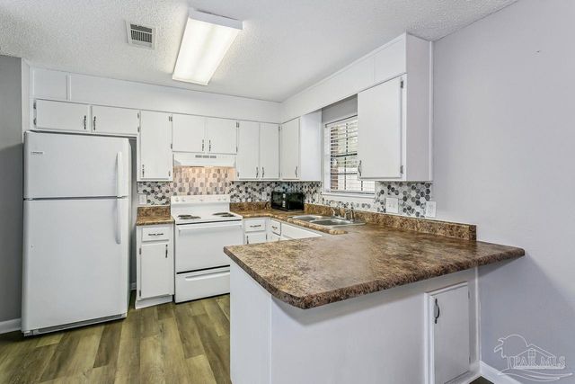 6931 Falcon Dr, Pensacola, FL 32526