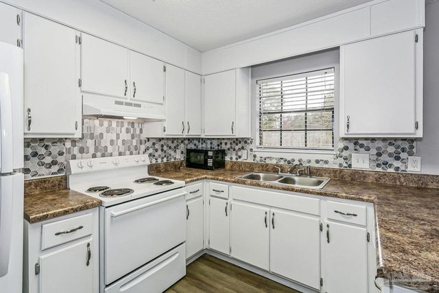 6931 Falcon Dr, Pensacola, FL 32526