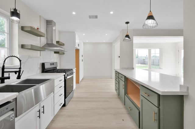 6026 Willowbend, Houston, TX 77096