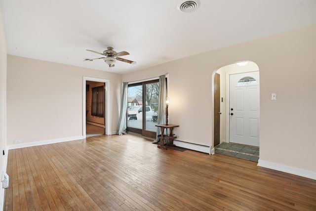 1107 W 62nd Place, Merrillville, IN 46410