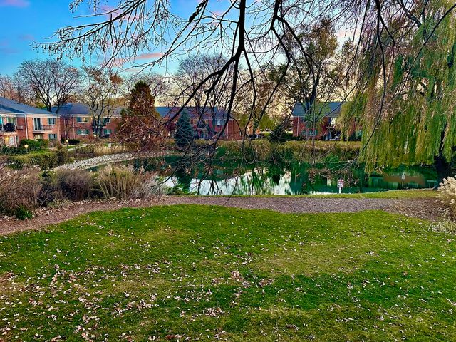 2407 S GOEBBERT Road G202, Arlington Heights, IL 60005