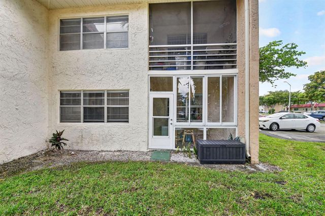 124 Lake Evelyn Drive, West Palm Beach, FL 33411