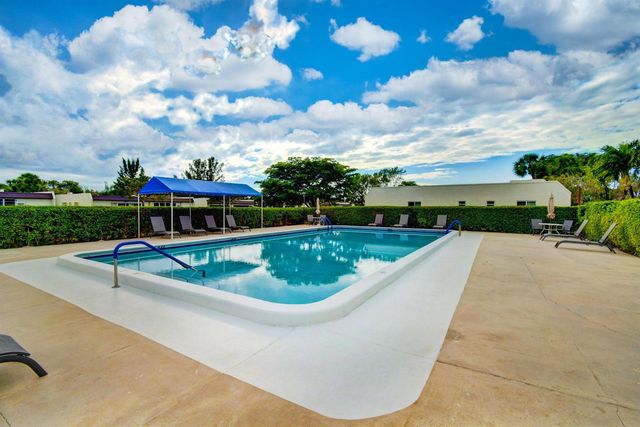 124 Lake Evelyn Drive, West Palm Beach, FL 33411