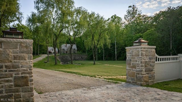 8061 Chagrin Road, Chagrin Falls, OH 44023