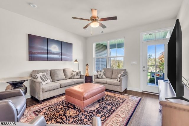 11 Sharp Shinned Ct, Washington Twp., NJ 07882