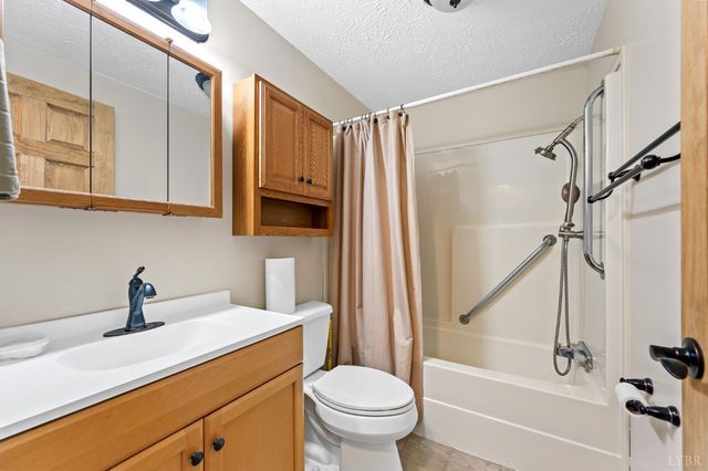 2184 Magnolia Dr, Bedford, VA 24523