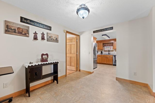 2184 Magnolia Dr, Bedford, VA 24523