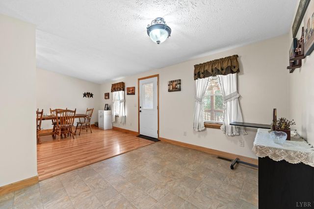 2184 Magnolia Dr, Bedford, VA 24523