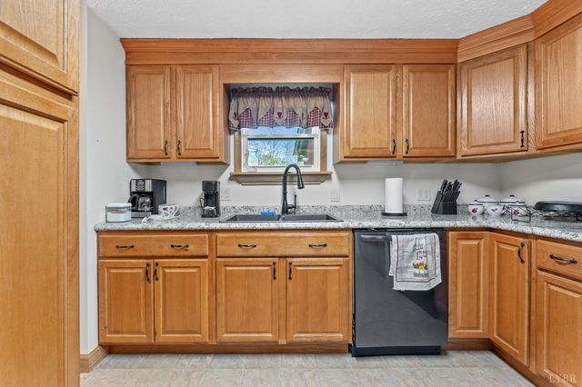 2184 Magnolia Dr, Bedford, VA 24523