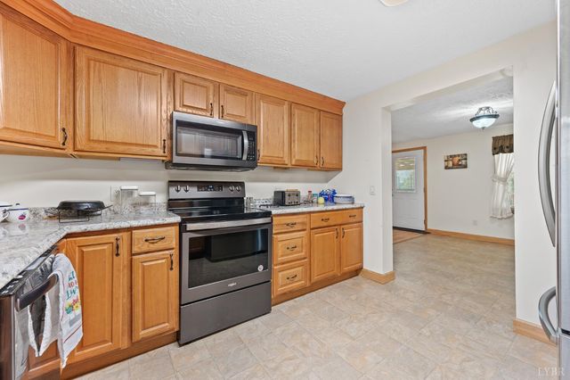 2184 Magnolia Dr, Bedford, VA 24523