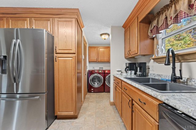 2184 Magnolia Dr, Bedford, VA 24523