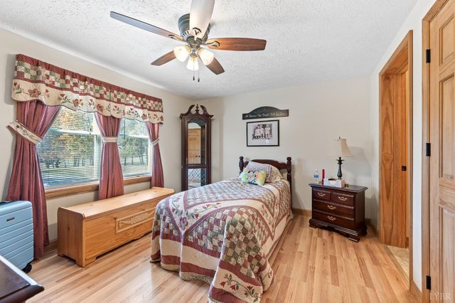 2184 Magnolia Dr, Bedford, VA 24523