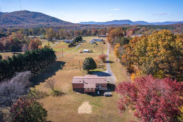 2184 Magnolia Dr, Bedford, VA 24523