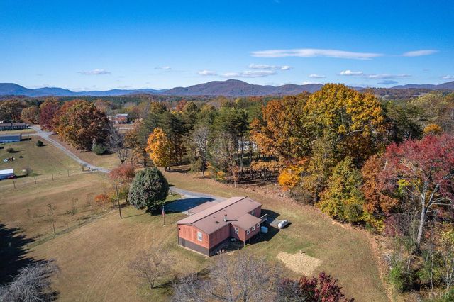 2184 Magnolia Dr, Bedford, VA 24523