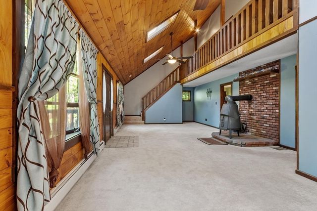 688 Whitney St, Gardner, MA 01440