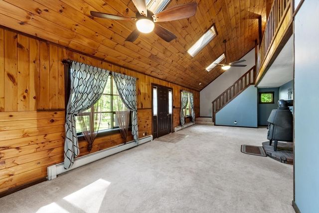 688 Whitney St, Gardner, MA 01440