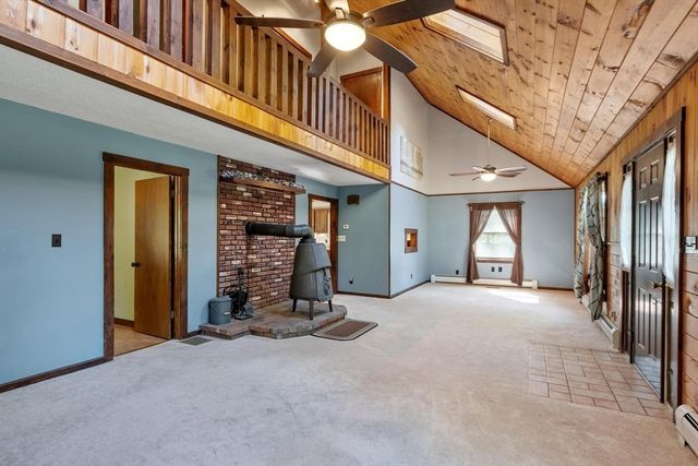 688 Whitney St, Gardner, MA 01440