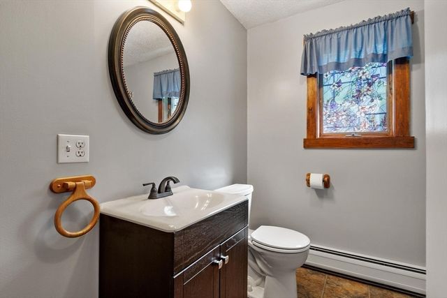 688 Whitney St, Gardner, MA 01440
