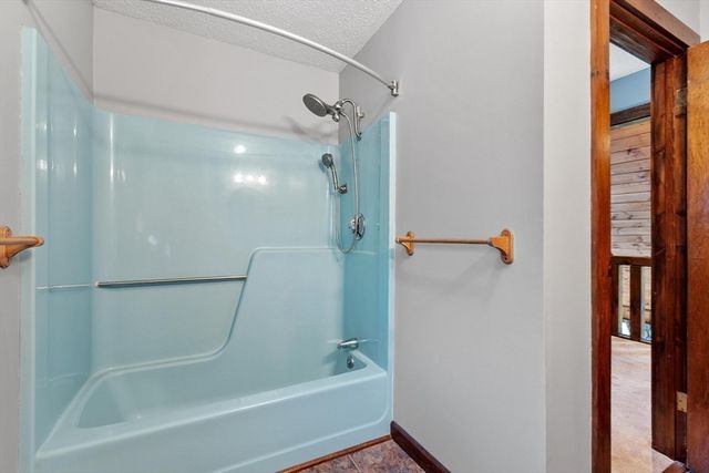 688 Whitney St, Gardner, MA 01440