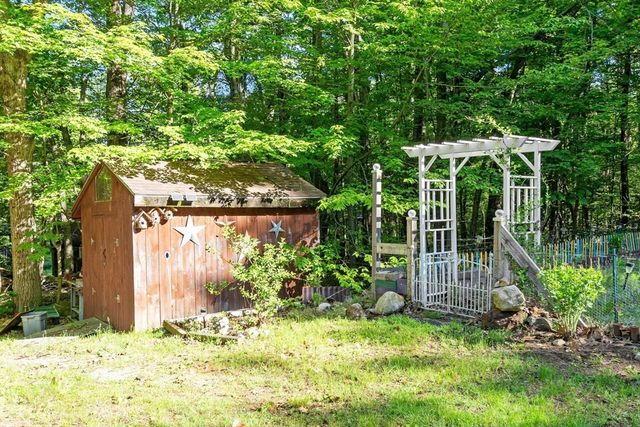 688 Whitney St, Gardner, MA 01440