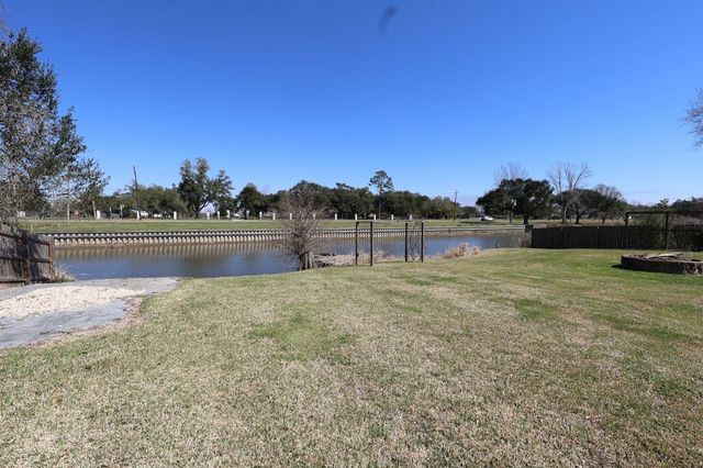 4009 Country Dr, Bourg, LA 70343