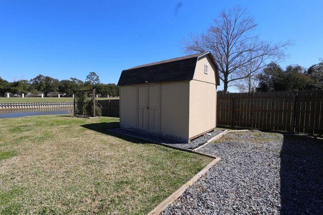 4009 Country Dr, Bourg, LA 70343