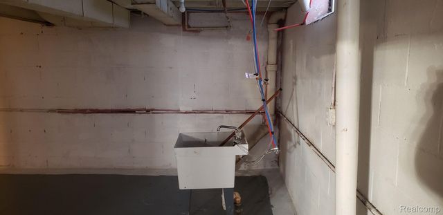 8710 W DAVISON, Detroit, MI 48238