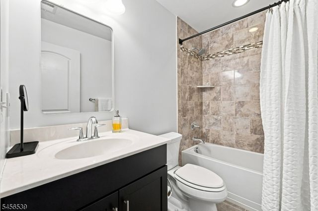 18 Blazingstar Way, Allamuchy Twp., NJ 07840
