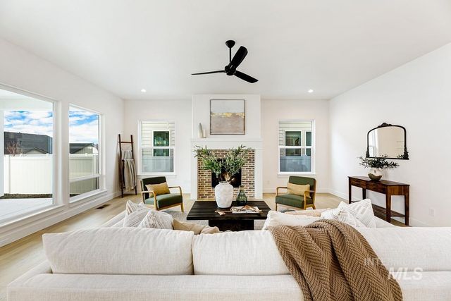 14592 N Spring Creek Way, Boise, ID 83714