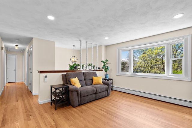 49 Hamilton Rd, Northborough, MA 01532