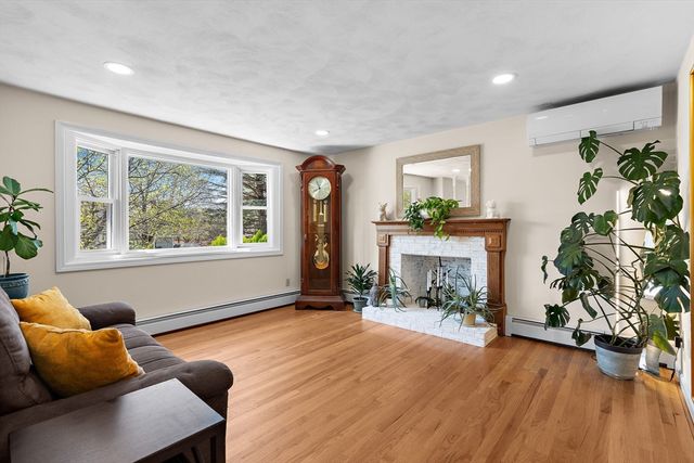 49 Hamilton Rd, Northborough, MA 01532