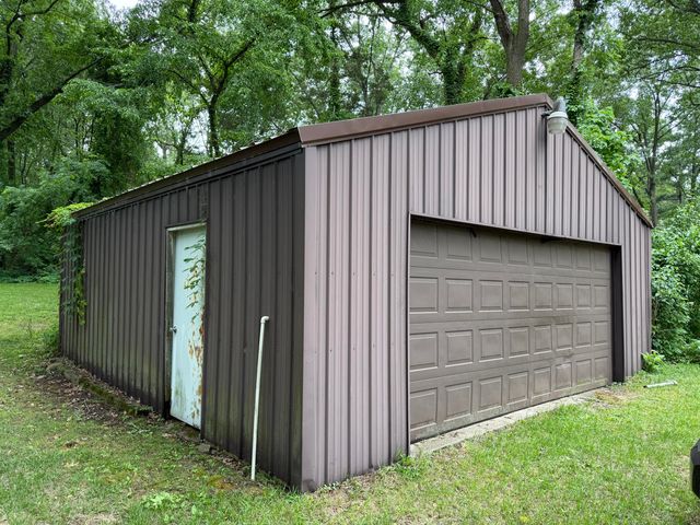 1615 Gilletts Lake Road, Jackson, MI 49201