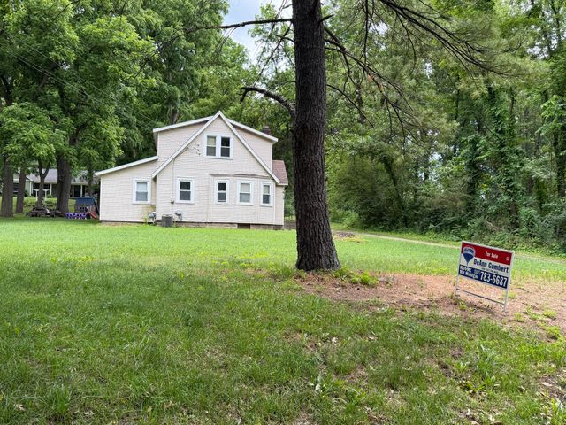 1615 Gilletts Lake Road, Jackson, MI 49201