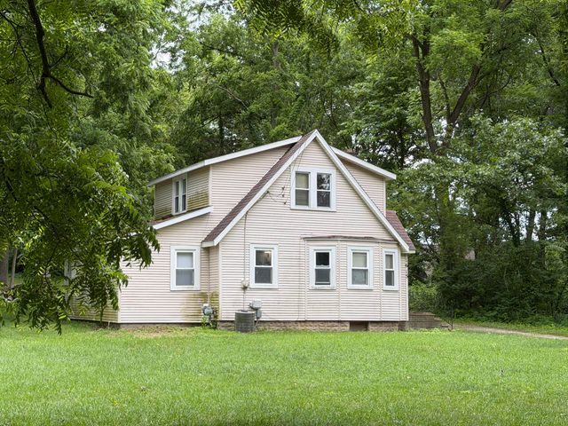 1615 Gilletts Lake Road, Jackson, MI 49201
