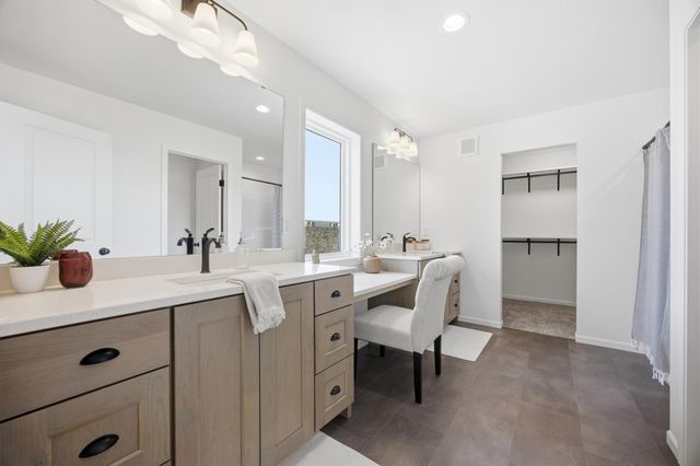 1039 61st Avenue W, West Fargo, ND 58078