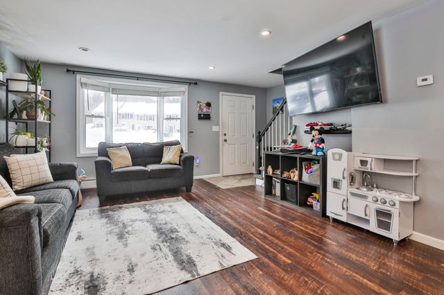 8 Franconia Drive, Merrimack, NH 03054