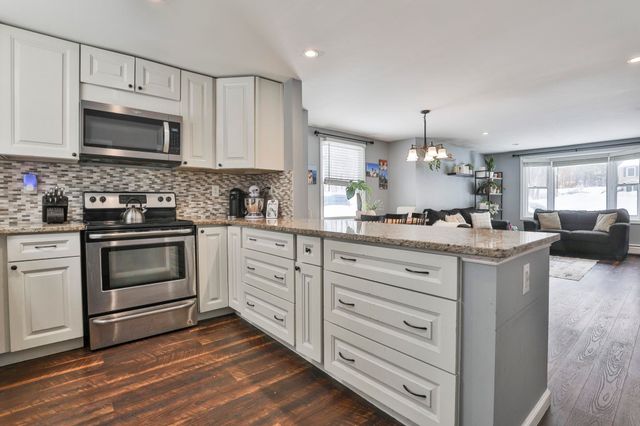 8 Franconia Drive, Merrimack, NH 03054