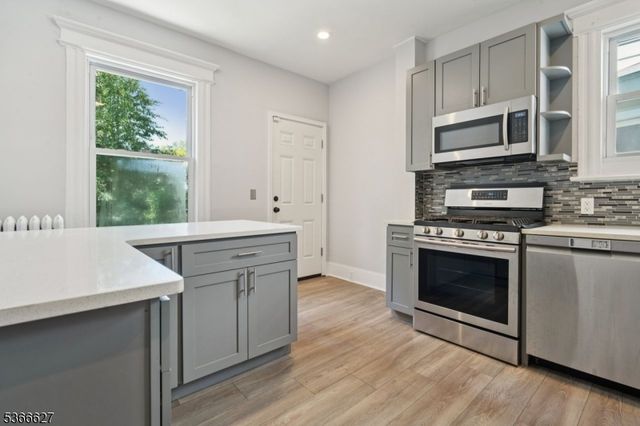 137 Sanford St, East Orange City, NJ 07018