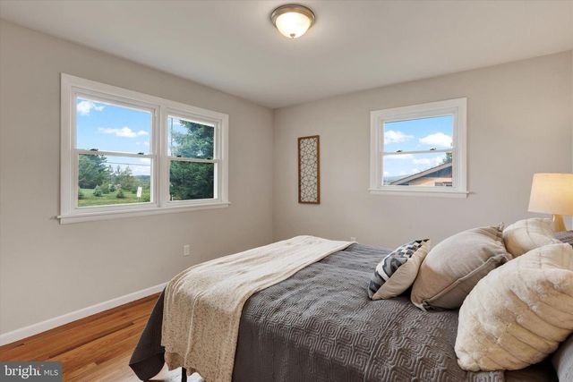 1227 LEBANON RD, Manheim, PA 17545