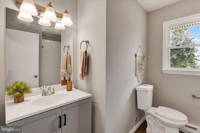 1227 LEBANON RD, Manheim, PA 17545