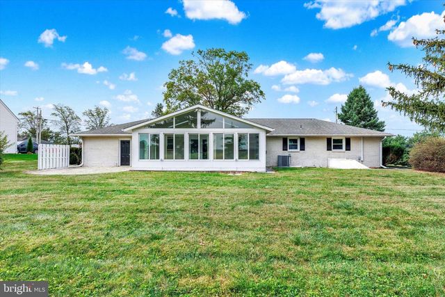 1227 LEBANON RD, Manheim, PA 17545