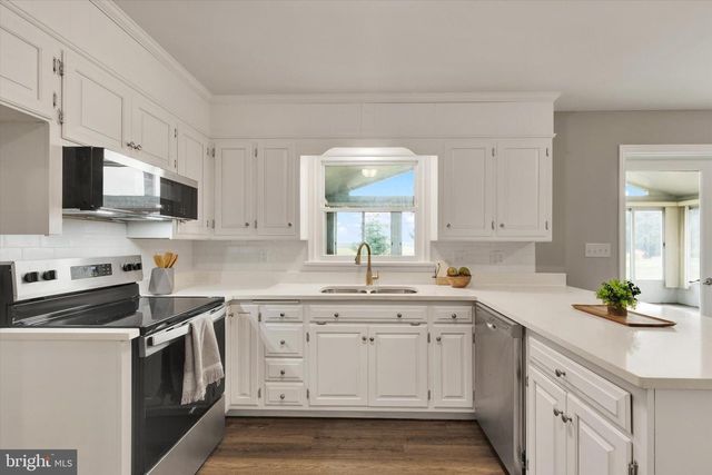 1227 LEBANON RD, Manheim, PA 17545