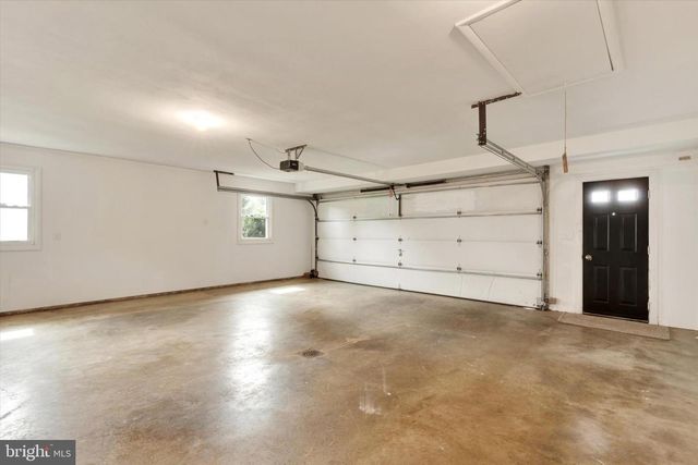 1227 LEBANON RD, Manheim, PA 17545