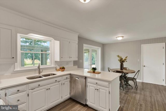 1227 LEBANON RD, Manheim, PA 17545