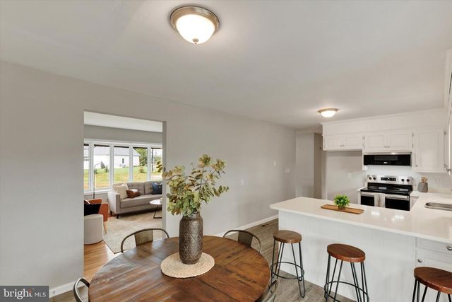 1227 LEBANON RD, Manheim, PA 17545